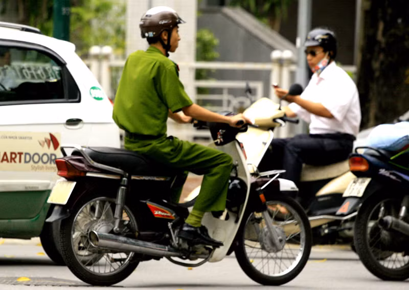 Giữa dòng người tham gia giao thông, những chiến sĩ công an vẫn vô tư đi xe không gương mà quên mất mình đang bị những người dân nhìn vào