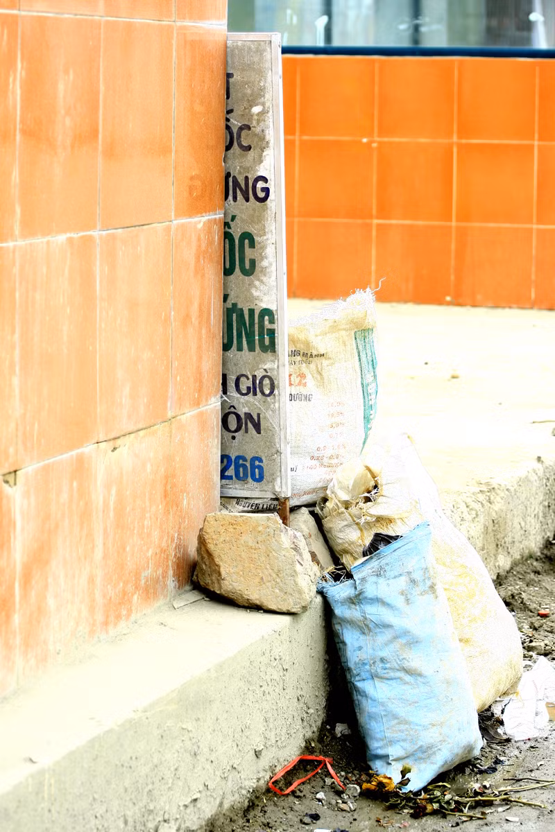 Hoặc được các tiểu thương tận dụng cất đồ và đổ rác Hoặc được các tiểu thương tận dụng cất đồ và đổ rác