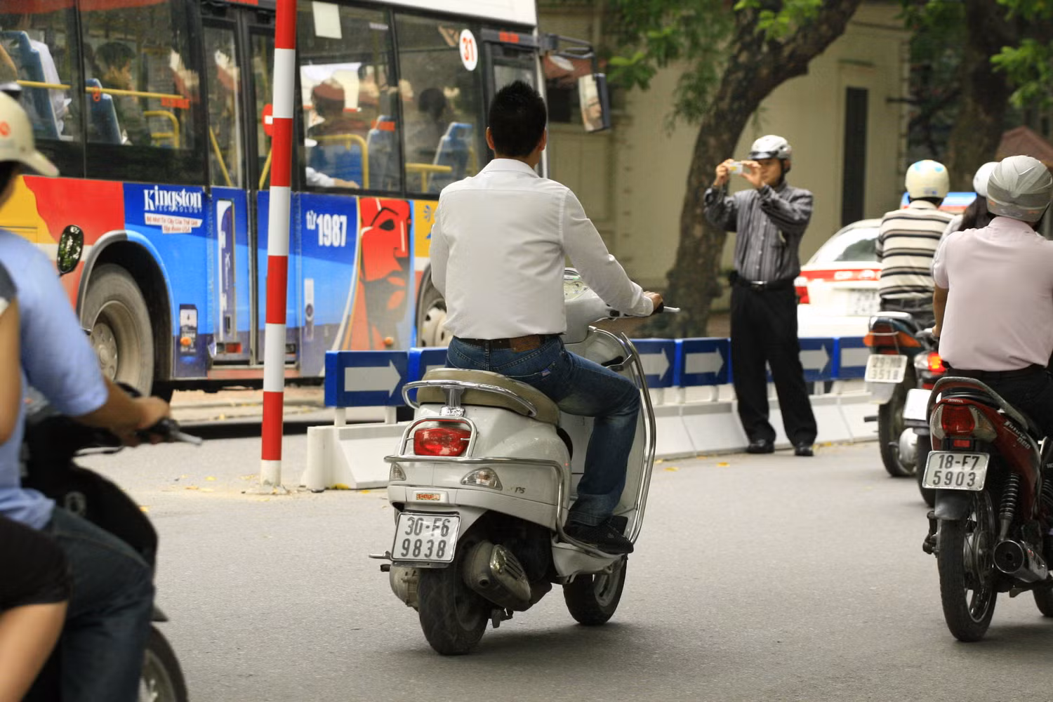 Đẳng cấp của xe ga là phải không đội mũ bảo hiểm