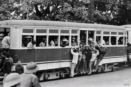 Những cảnh này chắc chắn không bao giờ có thể xuất hiện trở lại ở các bên xe bus Hà Nội hiện đại.