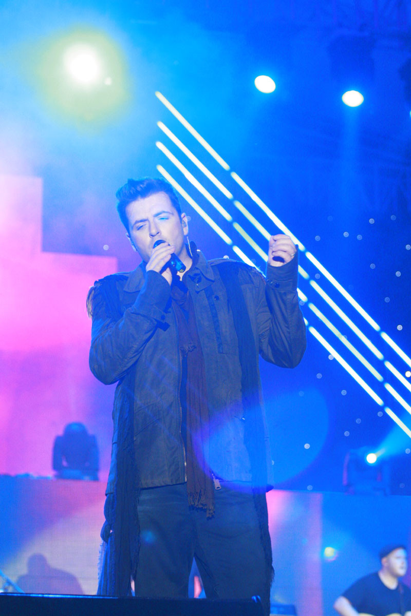 Ngoài các ca khúc mới nằm trong album Gravity, Westlife cũng chiều lòng người hâm mộ khi thể hiện những bản hit đình đám thuở nào như Seasons in the sun hay Flying without wings...
