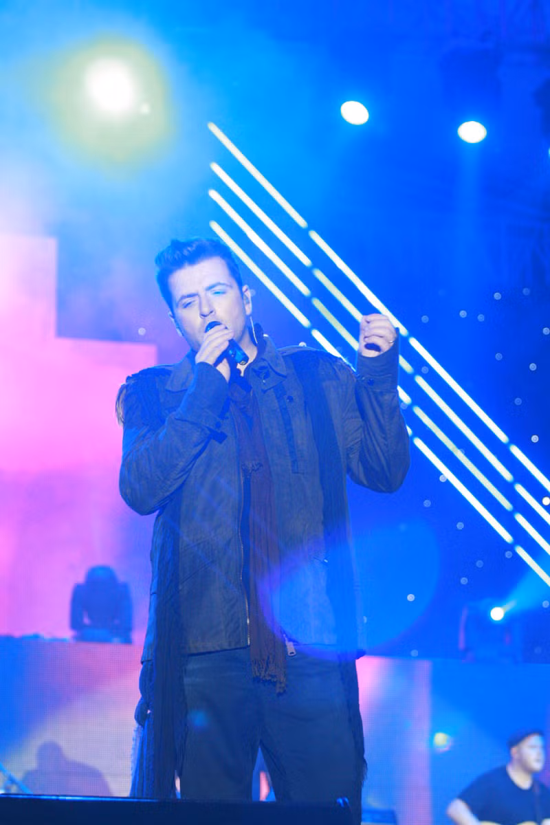 Ngoài các ca khúc mới nằm trong album Gravity, Westlife cũng chiều lòng người hâm mộ khi thể hiện những bản hit đình đám thuở nào như Seasons in the sun hay Flying without wings...