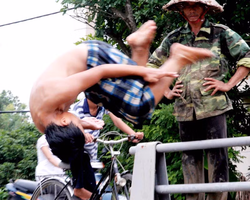 Đáng ngạc nhiên là những người lớn trên bờ không hề ngăn chặn mà còn đứng xem.