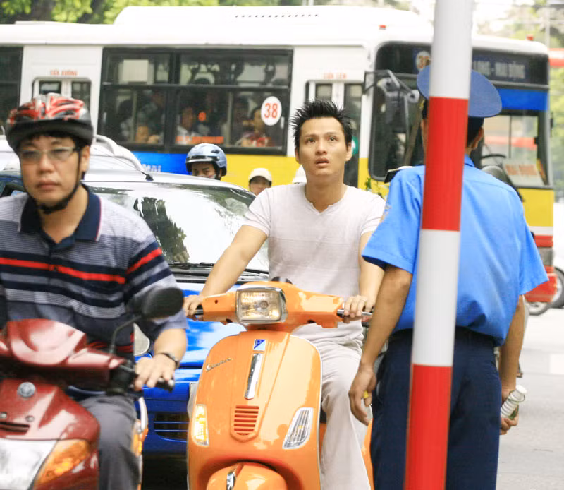 Họ đang tạo nên một hình ảnh trở nên quen thuộc trên đường phố, quen đến nỗi, cán bộ chức trách nhìn thấy cũng chỉ làm ngơ.