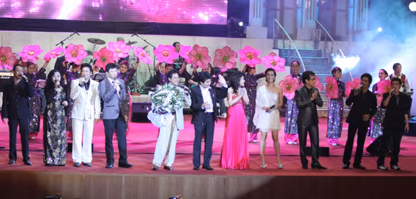 Chế Linh bên các nghệ sĩ cùng tham gia liveshow của ông