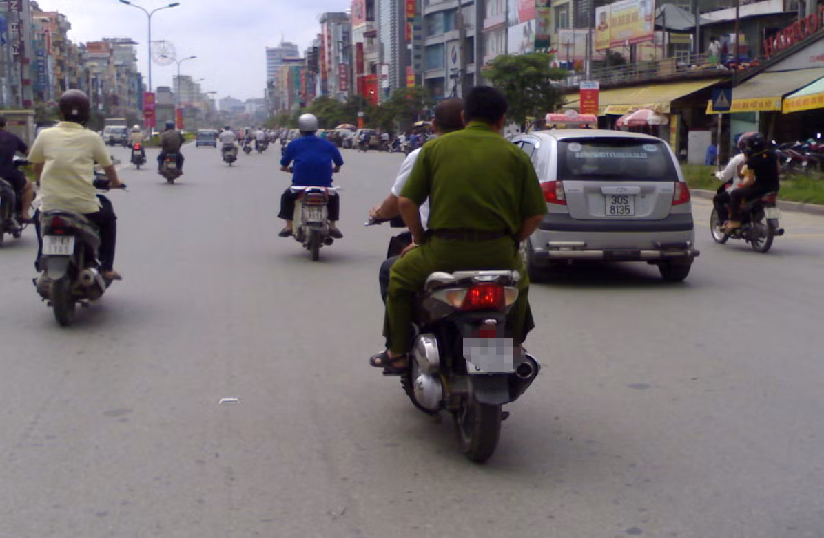 Và đây là một trong những trường hợp cá biệt công an không cần đội mũ bảo hiểm thản nhiên dạo phố