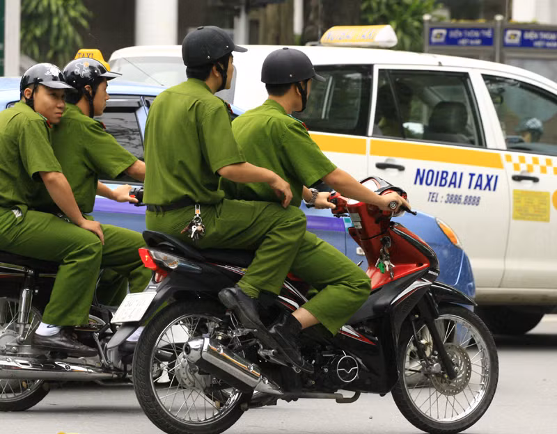 Tình trạng các chiến sĩ công an đi xe không gương rất phổ biến. Trong ảnh này, một số CBCS còn mặc sai tác phong đối với lực lượng công an khi đi tất dân sự, thậm chí không đi tất.