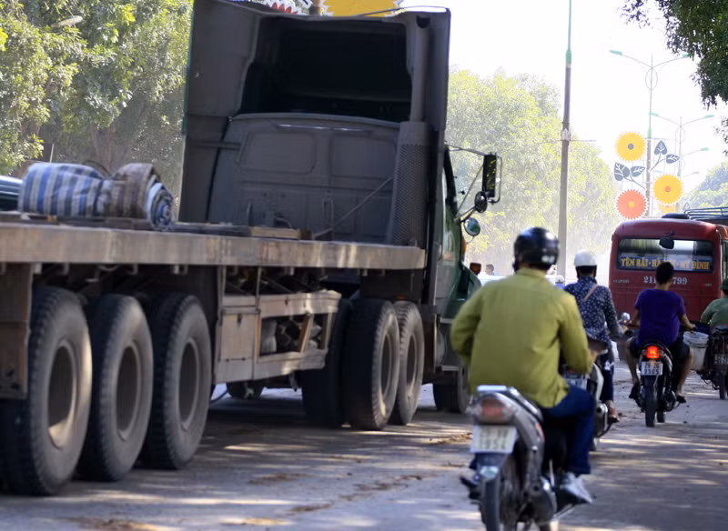 Chưa kể đến những chiếc xe container khổng lồ trọng tải lớn cũng liên tục xuất hiện
