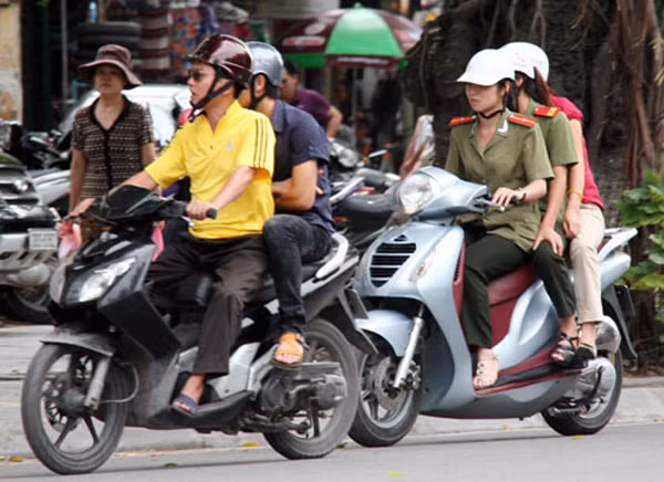 Không chỉ đi xe không gương, các nữ chiến sĩ này còn kẹp ba nhởn nhơ - Ảnh: Vne