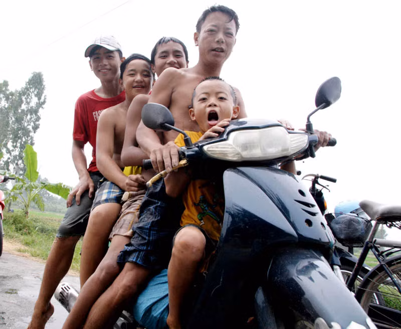 Sau khi thi nhảy cầu chán, các cháu bé đủ mọi độ tuổi lên xe ra về như chẳng có chuyện gì xảy ra