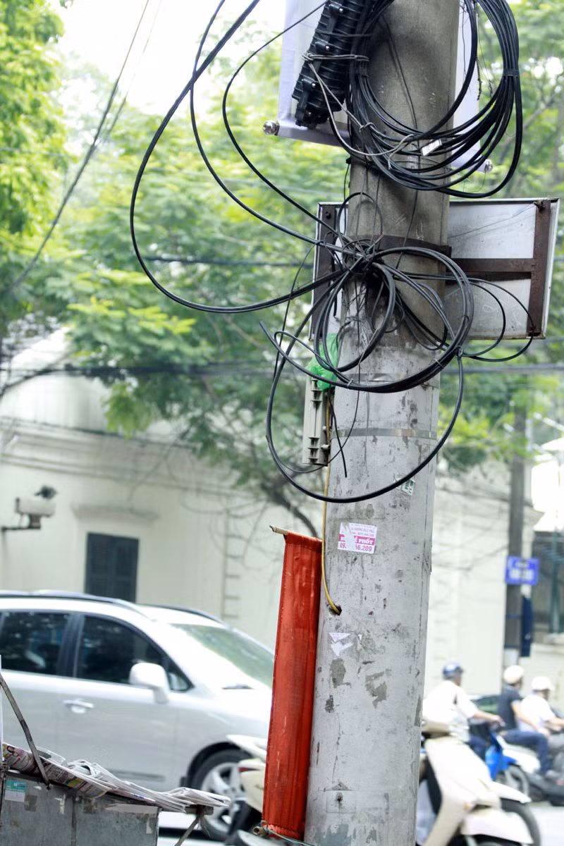 Những bó cáp nằm ngổn ngang rất mất mỹ quan