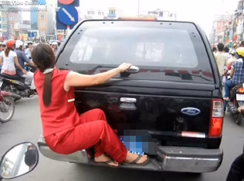 Người phụ nữ này đang làm gì vậy ?