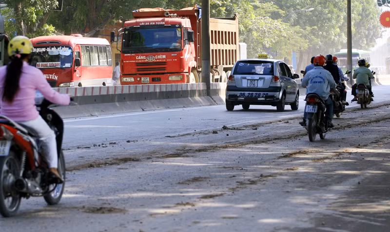 Và đây là... 'thành quả' của những chiếc xe tải chở đất cát trên đường Phạm Văn Đồng "tặng" cho người đi đường
