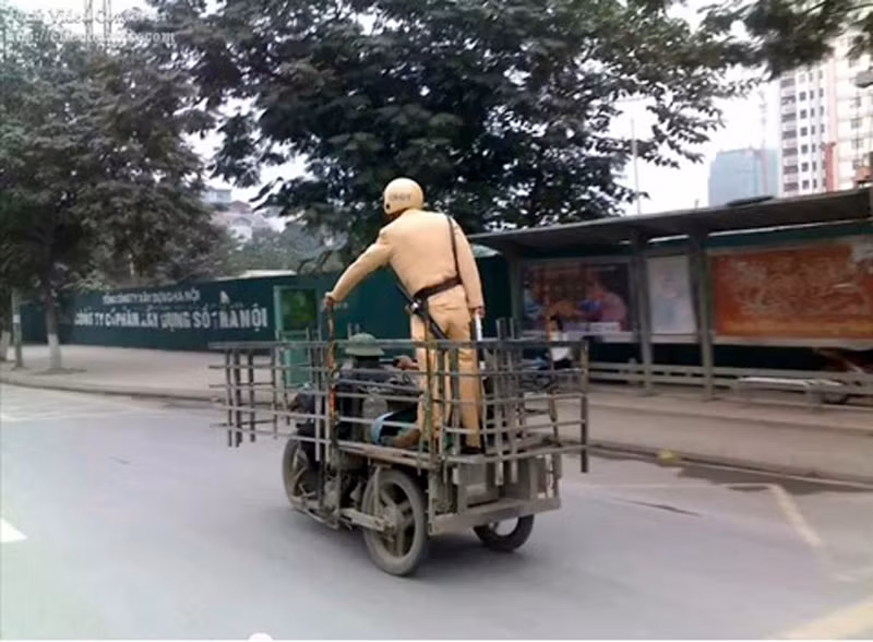 Cảnh sát áp tải xe ba gác
