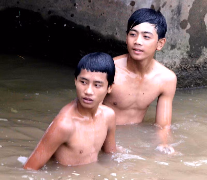 Giữa dòng nước này ai dám chắc không có những nguy hiểm có thể nguy hiểm đến tính mạng các cháu nhỏ