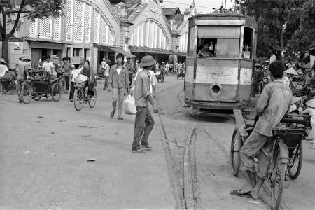 Tiếng chuông leng keng xe điện và cảnh nhộn nhịp lên xuống tàu tại ga xe điện Bờ Hồ vẫn mãi ngân vang.
