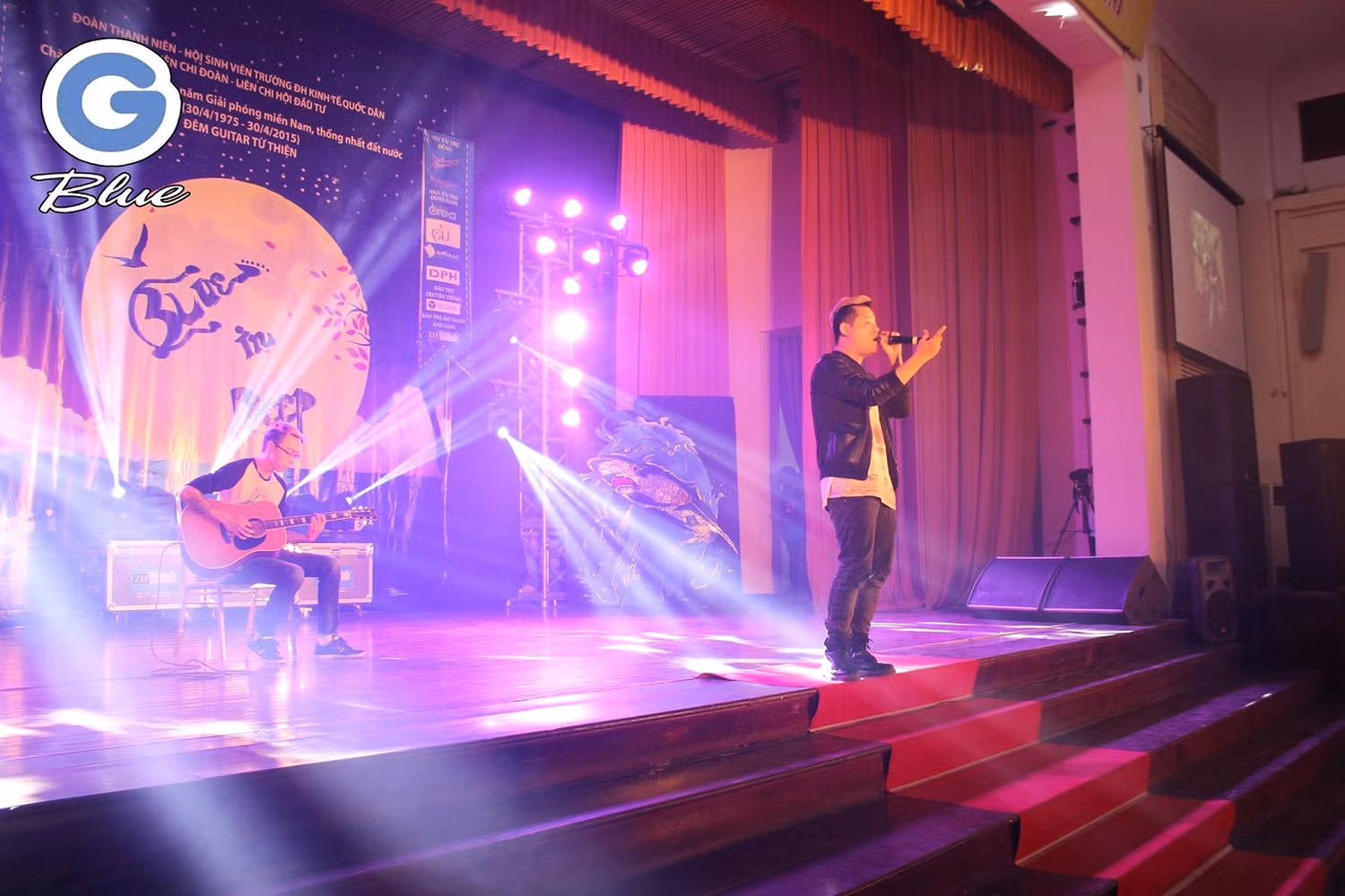 Ca sĩ Dương Trần Nghĩa cùng Guitarist Tùng Acoustic, Beatboxer Minh Kiên đã khiến cả khán phòng phải đứng dậy để hòa cùng giai điệu của ca khúc "What makes you beautiful"