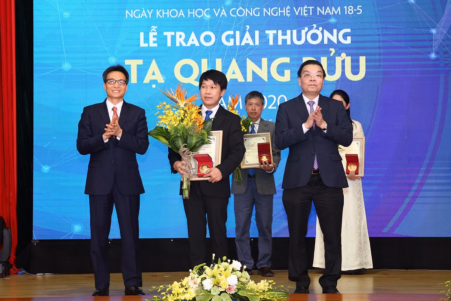 Tiến sĩ Nguyễn Trương Thanh Hiếu (giữa) tại Lễ trao giải thưởng Tạ Quang Bửu năm 2020 (ảnh nhân vật cung cấp) Tiến sĩ Nguyễn Trương Thanh Hiếu (giữa) tại Lễ trao giải thưởng Tạ Quang Bửu năm 2020 (ảnh nhân vật cung cấp)