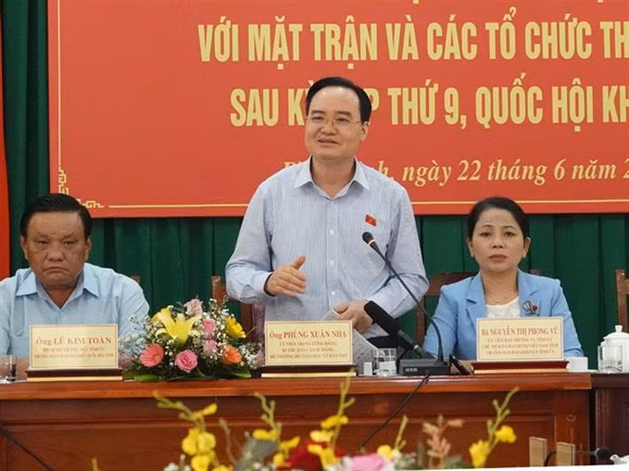 Bộ trưởng Phùng Xuân Nhạ phát biểu tại cuộc tiếp xúc cử tri tỉnh Bình Định (Ảnh: moet.gov.vn)