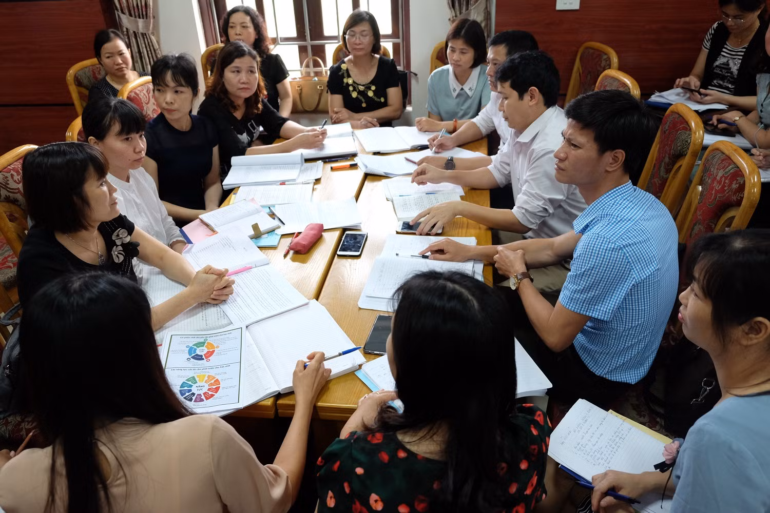 Hình ảnh giáo viên sinh hoạt chuyên môn (Ảnh: moet.gov.vn)