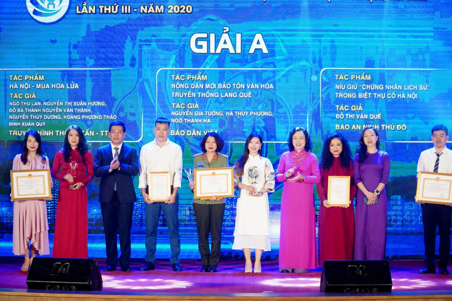 Ban tổ chức trao 3 giải A, Giải báo chí về Phát triển văn hóa và xây dựng người Hà Nội thanh lịch, văn minh lần thứ III. Ảnh: Phạm Minh