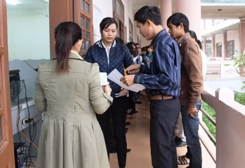 Các thí sinh tham dự kỳ thi tuyển viên chức ở Quảng Nam. Ảnh: TT Các thí sinh tham dự kỳ thi tuyển viên chức ở Quảng Nam. Ảnh: TT