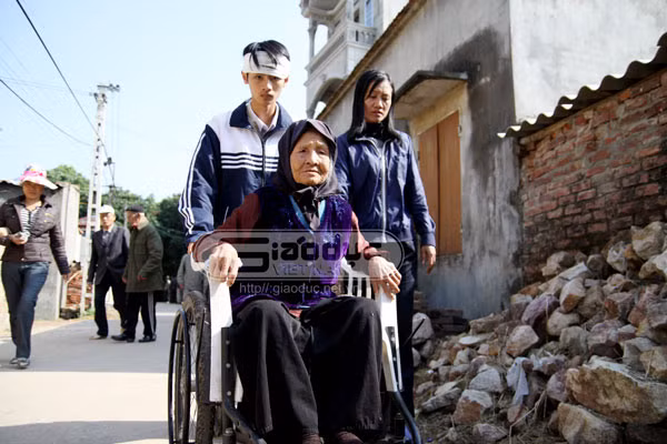 Bà nội của chị Quỳnh năm nay đã 92 tuổi, cụ đã không thể đứng lên nữa mà phải ngồi xe lăn cũng nằng nặc đòi tiễn đứa cháu ra đồng dù chỉ là một quãng đường. Đôi mắt cụ cứ đăm đăm theo dòng người và chiếc xe tang khuất dần phía ngoài đồng hút gió lạnh.
