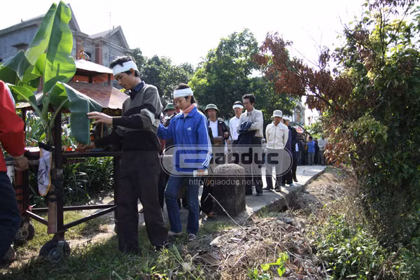 Trong cái lạnh giá đầu đông, từng cơn gió cứt rít lên từng hồi, quyện lẫn vào tiếng kèn hiếu khiến người ta như quặn thắt từng khúc ruột.
