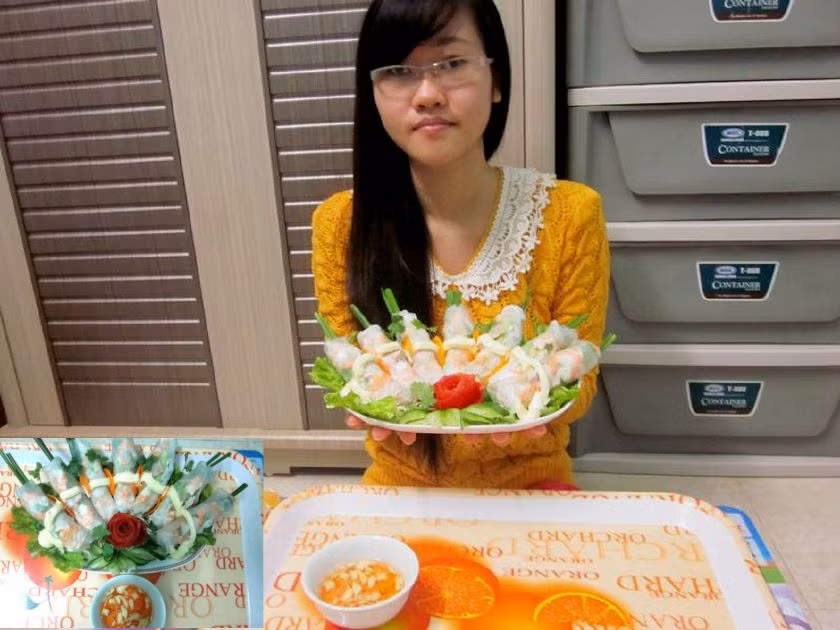 "Bà yêu quý của cháu, khi cháu làm món này cháu đã nhớ tới bà thật nhiều và cháu cũng muốn gửi lời xin lỗi từ tận đáy lòng mình tới bà. Đến bây giờ cháu vẫn còn nhớ như in lần đầu tiên được vào Nam thăm bà là khi cháu vừa hoàn thành kì thi vượt cấp đầy căng thẳng. Với cháu ấn tượng đầu tiên về nơi đây không chỉ là nhịp sống sôi động mà còn là những món ăn hấp dẫn và lạ mắt. Đặc biệt là những món ăn do bà nấu. Bà bảo con gái là phải nấu ăn ngon, đó là bí quyết để giữ gia đình hạnh phúc. Món ăn đầu tiên bà dạy cháu cũng là món cháu thích nhất-món gỏi cuốn tôm thịt. Bà nói rằng, linh hồn của món gỏi cuốn là ở bát nước chấm. Có chút đậm đà của vị Umami, của tỏi ớt,…nhưng bà lại không dạy cháu cách pha chế mà chỉ cho cháu thử và tự tìm ra vị cần thiết. Lúc đó cháu chẳng hiểu vị Umami là gì cả. Đôi tay lóng ngóng của cháu đã làm vỡ không biết bao nhiêu bát đĩa. Lẽ ra cháu cần cố gắng hơn nữa thì cháu lại bỏ cuộc và viện lí do để không phải vào bếp. Cháu cảm nhận được sự chưa hài lòng trong ánh mắt của bà. Với cháu, nấu ăn thực sự là một áp lực. Mãi đến tận bây giờ khi trưởng thành hơn, chín chắn hơn cháu mới thấm thía những điều bà dạy. Nấu ăn không chỉ là một nghệ thuật mà còn là bí quyết giữ gìn hạnh phúc gia đình. Cháu đã hiểu vị Umami chính là vị ngọt đậm đà có trong Ajinomoto bà hay dùng trong mỗi món ăn. Cháu đã biết tại sao mọi người trong nhà không bao giờ vắng mặt trong bữa cơm gia đình, không phải vì tính bà nghiêm khắc mà chính bởi hương vị bà nấu không thể tìm thấy ở một nơi nào khác. Đối với cháu bà giống như vị Umami ấy: ngọt ngào tình thương, đậm đà kinh nghiệm và không thể nào thiếu vắng được. Giờ đây nấu ăn không còn là áp lực với cháu nữa. Cảm ơn bà vì tất cả những gì bà đã dành cho cháu! ". "Bà yêu quý của cháu, khi cháu làm món này cháu đã nhớ tới bà thật nhiều và cháu cũng muốn gửi lời xin lỗi từ tận đáy lòng mình tới bà. Đến bây giờ cháu vẫn còn nhớ như in lần đầu tiên được vào Nam thăm bà là khi cháu vừa hoàn thành kì thi vượt cấp đầy căng thẳng. Với cháu ấn tượng đầu tiên về nơi đây không chỉ là nhịp sống sôi động mà còn là những món ăn hấp dẫn và lạ mắt. Đặc biệt là những món ăn do bà nấu. Bà bảo con gái là phải nấu ăn ngon, đó là bí quyết để giữ gia đình hạnh phúc. Món ăn đầu tiên bà dạy cháu cũng là món cháu thích nhất-món gỏi cuốn tôm thịt. Bà nói rằng, linh hồn của món gỏi cuốn là ở bát nước chấm. Có chút đậm đà của vị Umami, của tỏi ớt,…nhưng bà lại không dạy cháu cách pha chế mà chỉ cho cháu thử và tự tìm ra vị cần thiết. Lúc đó cháu chẳng hiểu vị Umami là gì cả. Đôi tay lóng ngóng của cháu đã làm vỡ không biết bao nhiêu bát đĩa. Lẽ ra cháu cần cố gắng hơn nữa thì cháu lại bỏ cuộc và viện lí do để không phải vào bếp. Cháu cảm nhận được sự chưa hài lòng trong ánh mắt của bà. Với cháu, nấu ăn thực sự là một áp lực. Mãi đến tận bây giờ khi trưởng thành hơn, chín chắn hơn cháu mới thấm thía những điều bà dạy. Nấu ăn không chỉ là một nghệ thuật mà còn là bí quyết giữ gìn hạnh phúc gia đình. Cháu đã hiểu vị Umami chính là vị ngọt đậm đà có trong Ajinomoto bà hay dùng trong mỗi món ăn. Cháu đã biết tại sao mọi người trong nhà không bao giờ vắng mặt trong bữa cơm gia đình, không phải vì tính bà nghiêm khắc mà chính bởi hương vị bà nấu không thể tìm thấy ở một nơi nào khác. Đối với cháu bà giống như vị Umami ấy: ngọt ngào tình thương, đậm đà kinh nghiệm và không thể nào thiếu vắng được. Giờ đây nấu ăn không còn là áp lực với cháu nữa. Cảm ơn bà vì tất cả những gì bà đã dành cho cháu! ".