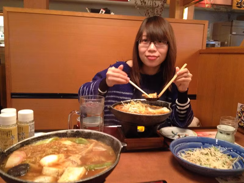"Ai đã từng đến xứ sở hoa anh đào hẳn sẽ không thể quên món mì Udon giòn dai thơm ngon. Tôi đã có dịp được thưởng thức món ăn này tại nhà hàng Bandotaro – một nhà hang nổi tiếng ở Nhật Bản. Mì Udon - “quốc hồn” của Nhật Bản được chế biến vô cùng công phu. Ban đầu bột để làm mì được cho trong bao ni lông lớn. Người làm mì sẽ giẫm chân lên bao bột. Thời gian giẫm càng lâu thì bột làm mì càng dẻo, có ảnh hưởng đến độ dai của mì sau này. Sau khi giẫm, bột mì được cuốn vào một thanh tròn và được cán đến khi mỏng dẹt. Công đoạn tiếp theo là dùng dao sắc để cắt mì. Sau khi cắt xong, chúng ta đã có sợi mì Udon, thường được sử dụng để chế biến các món ngon hảo hạng ở Nhật. mì chan bằng nước súp củ cải trắng chứa tinh chất Umami đậm đà với tương miso và cá ngừ khô bào mỏng. Mì Udon cũng thường được ăn với xì dầu, vừa tạo vị, tạo hương vừa đẹp mắt" "Ai đã từng đến xứ sở hoa anh đào hẳn sẽ không thể quên món mì Udon giòn dai thơm ngon. Tôi đã có dịp được thưởng thức món ăn này tại nhà hàng Bandotaro – một nhà hang nổi tiếng ở Nhật Bản. Mì Udon - “quốc hồn” của Nhật Bản được chế biến vô cùng công phu. Ban đầu bột để làm mì được cho trong bao ni lông lớn. Người làm mì sẽ giẫm chân lên bao bột. Thời gian giẫm càng lâu thì bột làm mì càng dẻo, có ảnh hưởng đến độ dai của mì sau này. Sau khi giẫm, bột mì được cuốn vào một thanh tròn và được cán đến khi mỏng dẹt. Công đoạn tiếp theo là dùng dao sắc để cắt mì. Sau khi cắt xong, chúng ta đã có sợi mì Udon, thường được sử dụng để chế biến các món ngon hảo hạng ở Nhật. mì chan bằng nước súp củ cải trắng chứa tinh chất Umami đậm đà với tương miso và cá ngừ khô bào mỏng. Mì Udon cũng thường được ăn với xì dầu, vừa tạo vị, tạo hương vừa đẹp mắt"