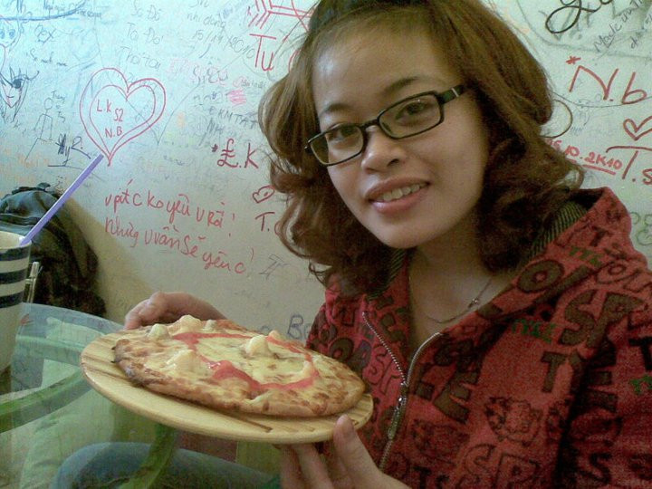"Pizza là món ăn nhanh, quen thuộc với nhiều bạn trẻ. Pizza được làm qua nhiều công đoạn phức tạp để mang đến cho thực khách hương vị tuyệt hảo nhất. Nó thường kết hợp với phomat, xúc xích, thịt hun khói, hải sản, các loại rau củ quả như ớt chuông, hành tây, nấm, dứa, cà chua… Khi một chiếc bánh pizza được bê ra, thực khách hãy khoan thưởng thức ngay mà nên cho thêm sốt cà chua, tương ớt và rắc thêm chút tiêu để tận hưởng trọn vẹn niềm hạnh phúc ấy. Miếng bánh mềm vừa tới, đậm đà hương vị Umami, gợn lên vị phomai béo ngậy đang chiếm trọn giác quan rồi chợt bắt gặp nhân hải sản đặc trưng đầy thích thú. Một miếng pizza ngon phải khiến thực khách cảm nhận bằng tất cả các giác quan. Không chỉ có vị giác mà khứu giác cũng được cảm nhận hương thơm tràn trong không khí khi vừa ra khỏi lò, xúc giác cảm nhận độ mềm của miếng bánh và mắt được chiêm ngưỡng một bức tranh hài hòa màu sắc. Pizza có đủ những hấp dẫn để làm hài lòng bất cứ thực khách khó tính nào!" "Pizza là món ăn nhanh, quen thuộc với nhiều bạn trẻ. Pizza được làm qua nhiều công đoạn phức tạp để mang đến cho thực khách hương vị tuyệt hảo nhất. Nó thường kết hợp với phomat, xúc xích, thịt hun khói, hải sản, các loại rau củ quả như ớt chuông, hành tây, nấm, dứa, cà chua… Khi một chiếc bánh pizza được bê ra, thực khách hãy khoan thưởng thức ngay mà nên cho thêm sốt cà chua, tương ớt và rắc thêm chút tiêu để tận hưởng trọn vẹn niềm hạnh phúc ấy. Miếng bánh mềm vừa tới, đậm đà hương vị Umami, gợn lên vị phomai béo ngậy đang chiếm trọn giác quan rồi chợt bắt gặp nhân hải sản đặc trưng đầy thích thú. Một miếng pizza ngon phải khiến thực khách cảm nhận bằng tất cả các giác quan. Không chỉ có vị giác mà khứu giác cũng được cảm nhận hương thơm tràn trong không khí khi vừa ra khỏi lò, xúc giác cảm nhận độ mềm của miếng bánh và mắt được chiêm ngưỡng một bức tranh hài hòa màu sắc. Pizza có đủ những hấp dẫn để làm hài lòng bất cứ thực khách khó tính nào!"