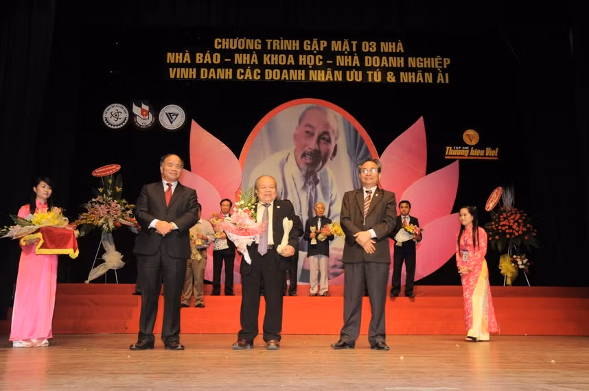 "Hiệu trưởng: GS.TS.NGƯT. Trần Hữu Nghị trong Lễ vinh danh Doanh nhân Ưu tú Nhân ái năm 2012"
