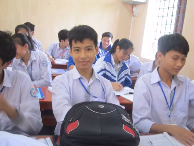 Em Nguyễn Tất Minh rất chăm chỉ học nhưng sự bất hạnh là đôi chân của Minh không thể đi lại được. Trong suốt 8 năm trời Minh được bạn Hiếu cõng đến trường đi học khiến phụ huynh, học sinh, thầy cô vô cùng cảm động. Ảnh: Nhân Minh Em Nguyễn Tất Minh rất chăm chỉ học nhưng sự bất hạnh là đôi chân của Minh không thể đi lại được. Trong suốt 8 năm trời Minh được bạn Hiếu cõng đến trường đi học khiến phụ huynh, học sinh, thầy cô vô cùng cảm động. Ảnh: Nhân Minh