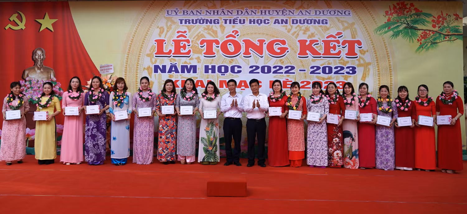 Lãnh đạo Đảng uỷ thị trấn An Dương khen thưởng giáo viên xuất sắc năm học 2022 - 2023 (Ảnh: LT)
