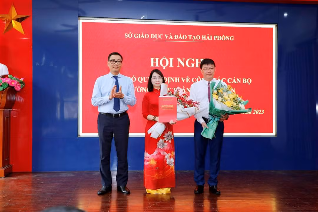 Ông Bùi Văn Kiệm - Giám đốc Sở Giáo dục và Đào tạo Hải Phòng trao quyết định bổ nhiệm cho các hiệu trưởng (Ảnh: CTV) Ông Bùi Văn Kiệm - Giám đốc Sở Giáo dục và Đào tạo Hải Phòng trao quyết định bổ nhiệm cho các hiệu trưởng (Ảnh: CTV)