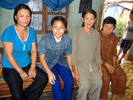 Cô bé Xuyến và những người thân hiện tại của mình Cô bé Xuyến và những người thân hiện tại của mình