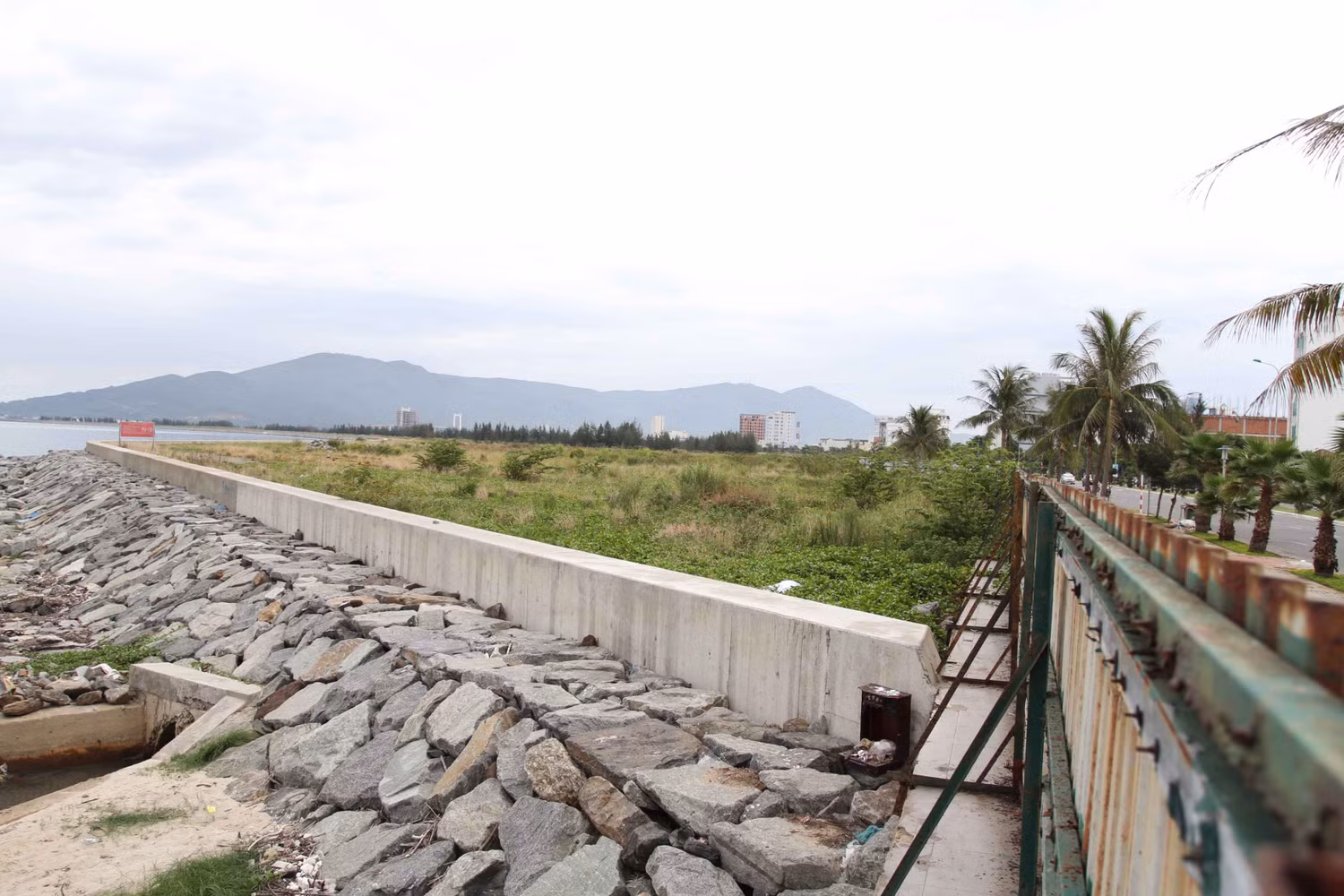 ...còn bên trong để lại hình ảnh rất xấu, cỏ mọc um tùm che khuất cả một góc nhìn ra vịnh Đà Nẵng. Đến nay, việc san lấp mặt bằng cơ bản đã hoàn thành, nhưng khu đô thị mới với bao ước mơ vẫn còn "nằm trên giấy".