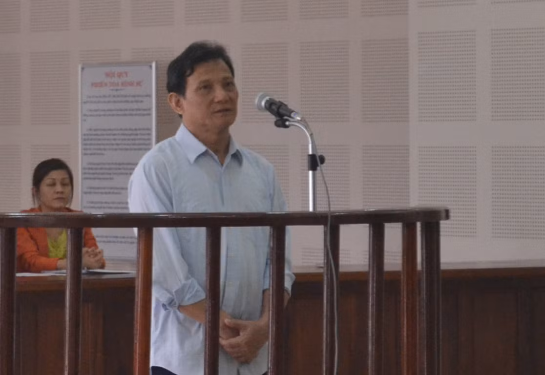 Bị cáo Bùi Mạnh Hùng trước vành móng ngựa vào ngày 21/7/2014. Bị cáo Bùi Mạnh Hùng trước vành móng ngựa vào ngày 21/7/2014.