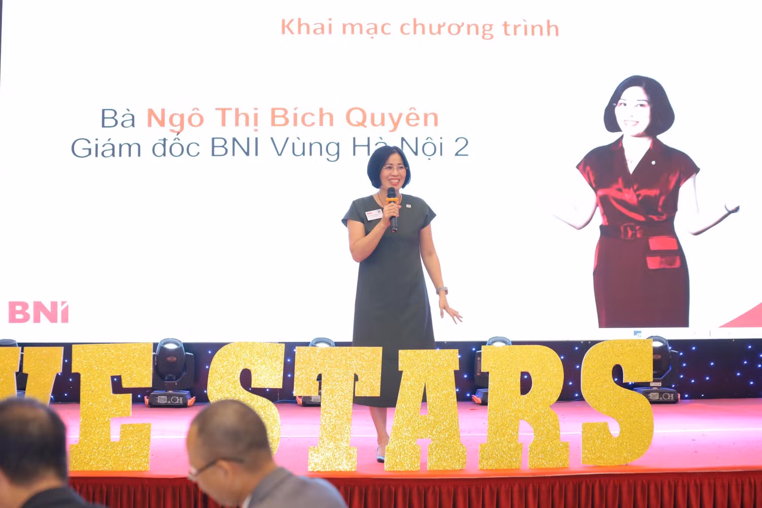 Chị Ngô Thị Bích Quyên, Giám đốc Vùng BNI Hà Nội 2 phát biểu khai mạc. Chị Ngô Thị Bích Quyên, Giám đốc Vùng BNI Hà Nội 2 phát biểu khai mạc.