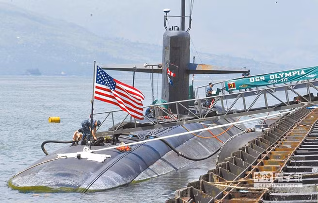 Tàu ngầm hạt nhân tấn công USS Olympia Mỹ tại vịnh Subic, Philippines vào ngày 8 tháng 10 năm 2012 Tàu ngầm hạt nhân tấn công USS Olympia Mỹ tại vịnh Subic, Philippines vào ngày 8 tháng 10 năm 2012
