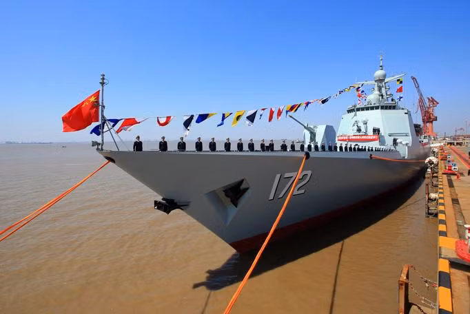 Ngày 21 tháng 3 năm 2014, Trung Quốc lại bổ sung thêm chiếc tàu khu trục tên lửa "thế hệ mới" Type 052D đầu tiên cho Hạm đội Nam Hải, mang tên Côn Minh, số hiệu 172. Truyền thông Trung Quốc tuyên truyền tàu này ngang cơ với tàu khu trục lớp Arleigh Burke của Hải quân Mỹ. Rõ ràng, Trung Quốc luôn ưu tiên bố trí, triển khai lực lượng quân sự trên Biển Đông để hiện thực hóa tham vọng, tham lam "đường lưỡi bò" của họ. Ngoài ra, Hạm đội Nam Hải còn được bố trí cho nhiều loại tàu khác như tàu quét mìn mới, tàu tên lửa, tàu tiếp tế. Cuối năm 2013, Trung Quốc cũng đã lần đầu tiên lập ra biên đội tàu sân bay (Liêu Ninh) và xuống Biển Đông để "làm quen môi trường". Ngày 21 tháng 3 năm 2014, Trung Quốc lại bổ sung thêm chiếc tàu khu trục tên lửa "thế hệ mới" Type 052D đầu tiên cho Hạm đội Nam Hải, mang tên Côn Minh, số hiệu 172. Truyền thông Trung Quốc tuyên truyền tàu này ngang cơ với tàu khu trục lớp Arleigh Burke của Hải quân Mỹ. Rõ ràng, Trung Quốc luôn ưu tiên bố trí, triển khai lực lượng quân sự trên Biển Đông để hiện thực hóa tham vọng, tham lam "đường lưỡi bò" của họ. Ngoài ra, Hạm đội Nam Hải còn được bố trí cho nhiều loại tàu khác như tàu quét mìn mới, tàu tên lửa, tàu tiếp tế. Cuối năm 2013, Trung Quốc cũng đã lần đầu tiên lập ra biên đội tàu sân bay (Liêu Ninh) và xuống Biển Đông để "làm quen môi trường".