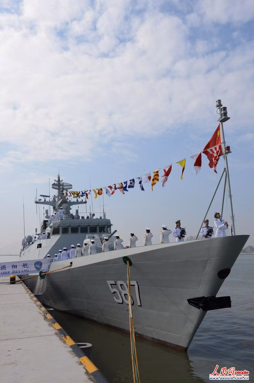 Đây là tàu hộ vệ tên lửa hạng nhẹ Type 056, được truyền thông Trung Quốc tuyên truyền là dùng để tấn công các đối thủ ở các vùng biển gần, ví dụ như biển Hoa Đông và Biển Đông. Trung Quốc đã bố trí, triển khai 5 chiếc loại này ở Biển Đông - nơi Trung Quốc có tham vọng "đường lưỡi bò" bất hợp pháp. Đây là tàu hộ vệ tên lửa hạng nhẹ Type 056, được truyền thông Trung Quốc tuyên truyền là dùng để tấn công các đối thủ ở các vùng biển gần, ví dụ như biển Hoa Đông và Biển Đông. Trung Quốc đã bố trí, triển khai 5 chiếc loại này ở Biển Đông - nơi Trung Quốc có tham vọng "đường lưỡi bò" bất hợp pháp.