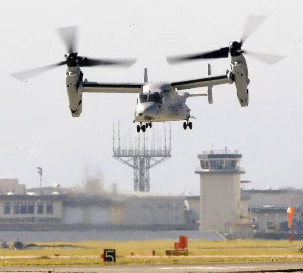 Máy bay vận tải Osprey quân Mỹ đến căn cứ Futenma Nhật Bản Máy bay vận tải Osprey quân Mỹ đến căn cứ Futenma Nhật Bản
