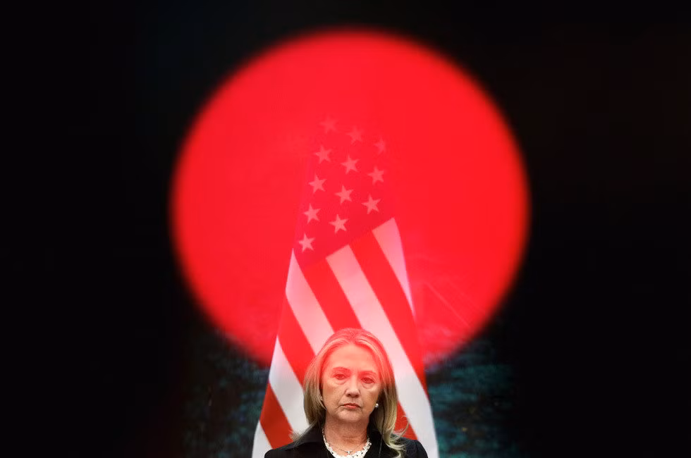 Bà Clinton tham dự họp báo tại Đại lễ đường nhân dân Trung Quốc hôm 5/9. Trước đó, ông Tập Cận Bình - Phó chủ tịch Trung Quốc đã bất ngờ hủy cuộc gặp với Ngoại trưởng Mỹ vào phút chót