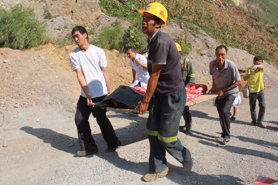 Vận chuyển thi thể người thiệt mạng bởi trận động đất ra khỏi đống đổ nát