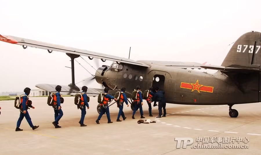 Lính dù Trung Quốc lên máy bay Lính dù Trung Quốc lên máy bay