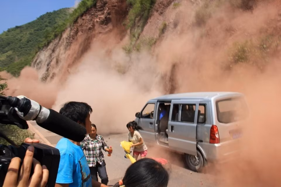 Sạt lở vách núi trên 1 tuyến đường vào huyện Di Lương nơi xảy ra động đất mạnh 5,6 độ rích te trưa hôm qua