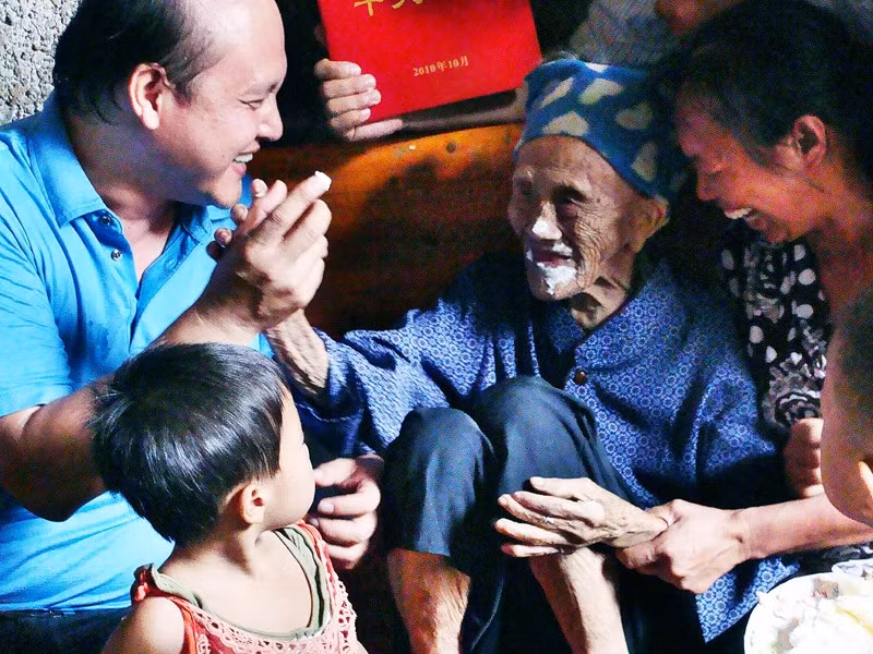 Ăn bánh sinh nhật lần thứ 127