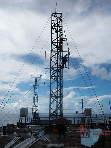 Trạm thu phát sóng di động qua vệ tinh các tập đoàn viễn thông Trung Quốc xây dựng trái phép trên một bãi đá ngoài Trường Sa do quân Trung Quốc đồn trú trái phép hồi tháng 2/2012