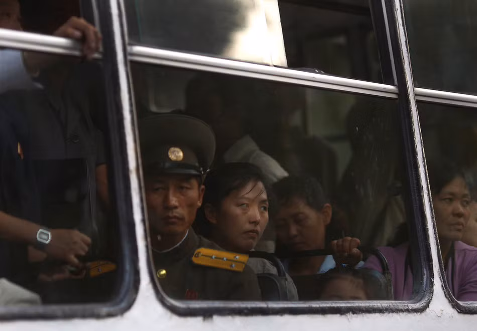 Dân Bắc Triều Tiên qua cửa sổ xe bus Dân Bắc Triều Tiên qua cửa sổ xe bus